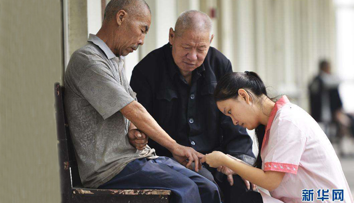 80%养老院都在赔钱，中国2.5亿老人的晚年谁来扛