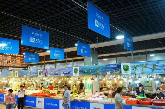 中国温州当地的一个市场，消费者通过扫描支付宝二维码付款。图片来源：Visual China Group/Getty Images