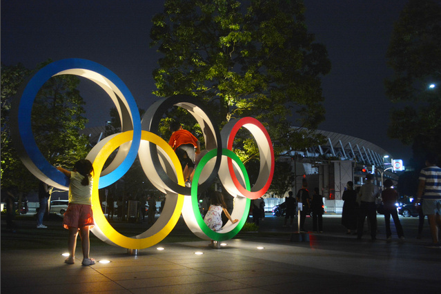 夜色中的东京奥运会主场馆（朝日新闻）