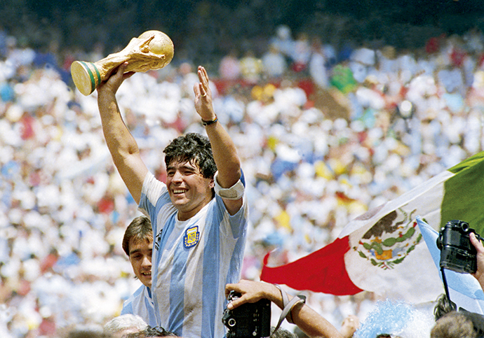 马拉多纳在1986年捧起了世界杯奖杯。