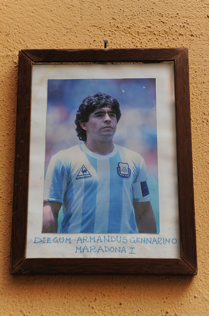 那不勒斯尼洛酒吧外的墙上挂着马拉多纳年轻时的照片。