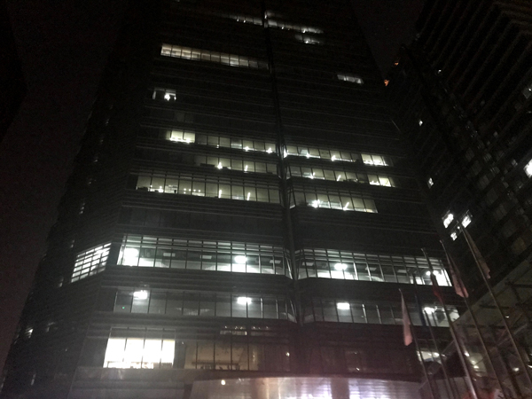凌晨一点，深圳一家互联网公司大楼里依旧灯火通明。澎湃新闻记者 沈文迪 图