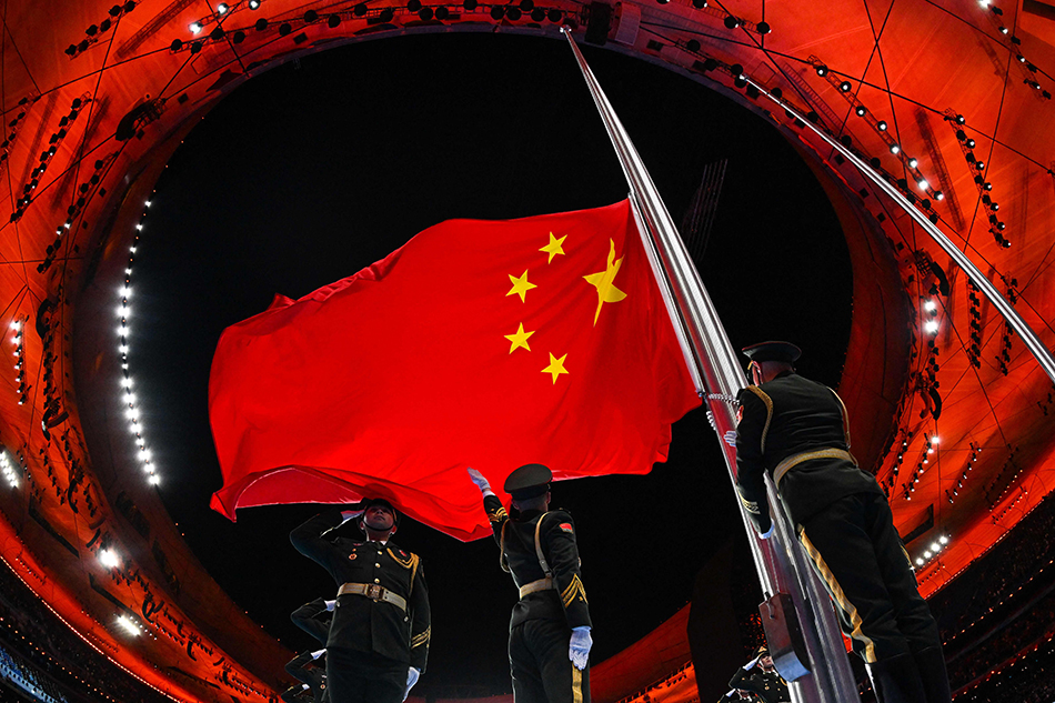 第24届冬奥会开幕式现场升国旗,奏唱国歌。