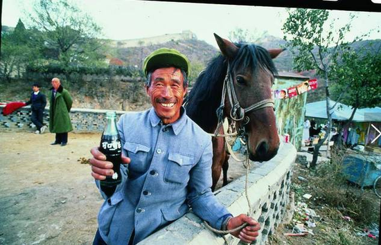 中国农民正在饮用可口可乐 | 图源“商超传奇”