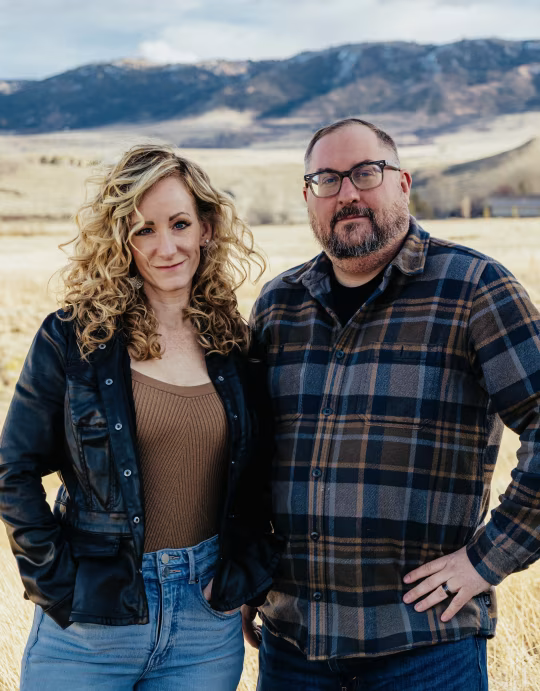 Bark Firm 创始人萨默・格罗根与达斯汀・尼尔表示，公司始终保持小规模，员工主要从怀俄明州及周边地区本地招聘。